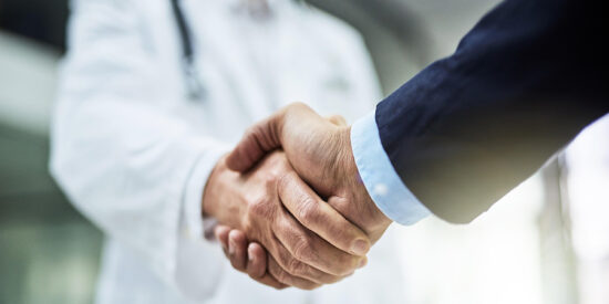 doctor handshake-8108085_1280